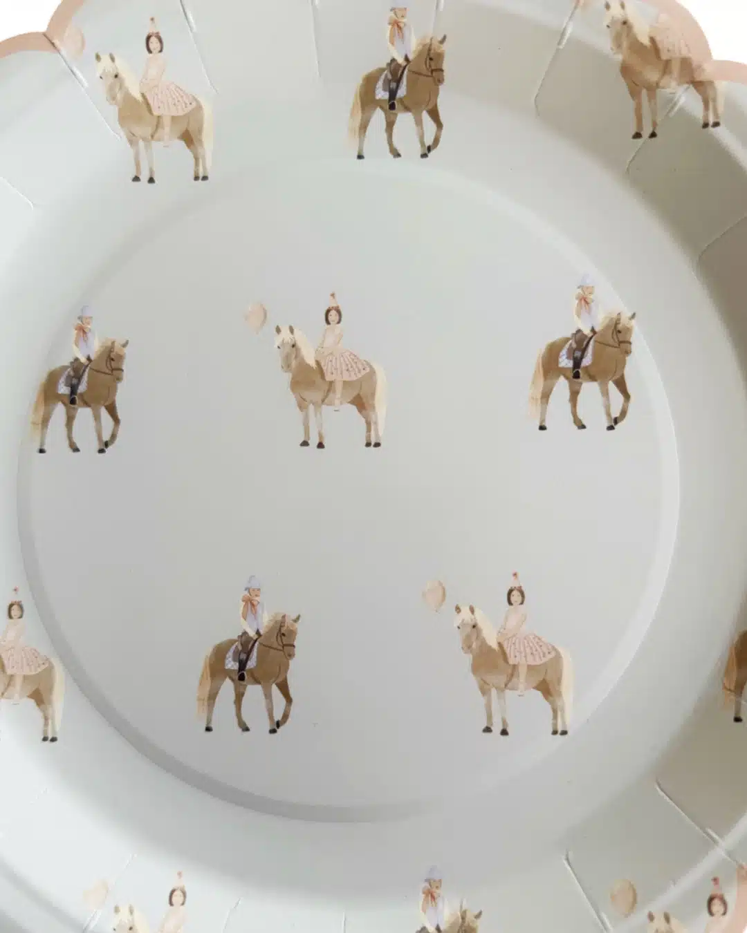 Close-up van feestbord met meisje op paard, pastelkleurige paarden illustratie voor paarden thema feestje