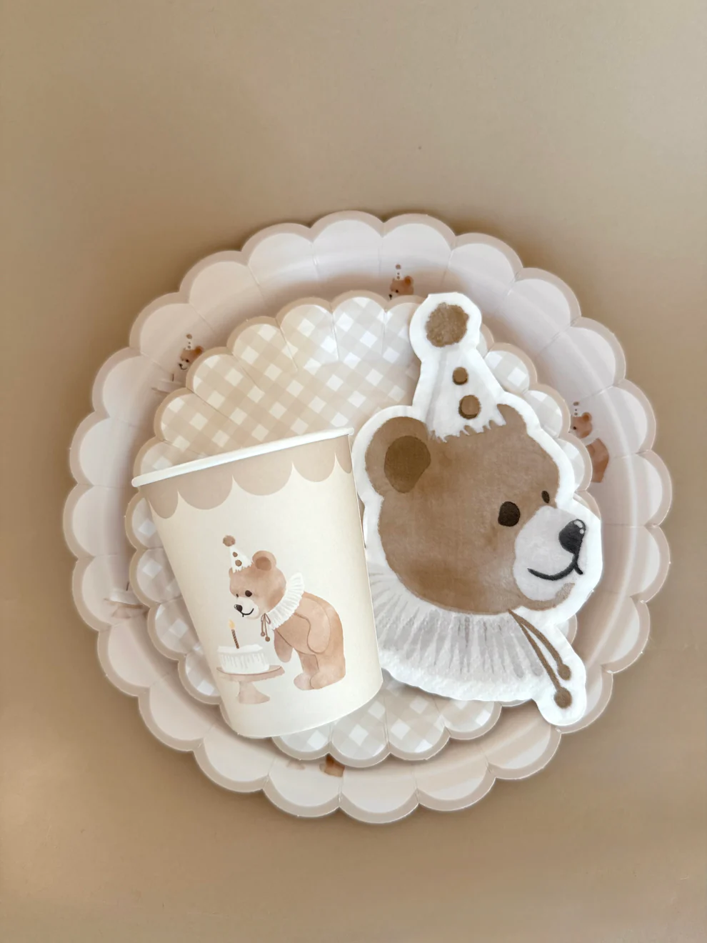 Feesttafel met beren feestbordjes en babyfeest versiering