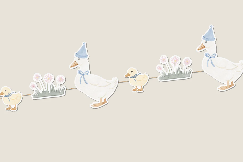 Eenden slinger eerste verjaardag met schattige eendjes als papieren feestversiering